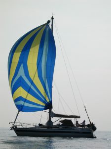 SegeljachtUnterSpinnaker